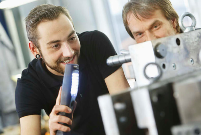 Auszubildender beim Werkzeugbau