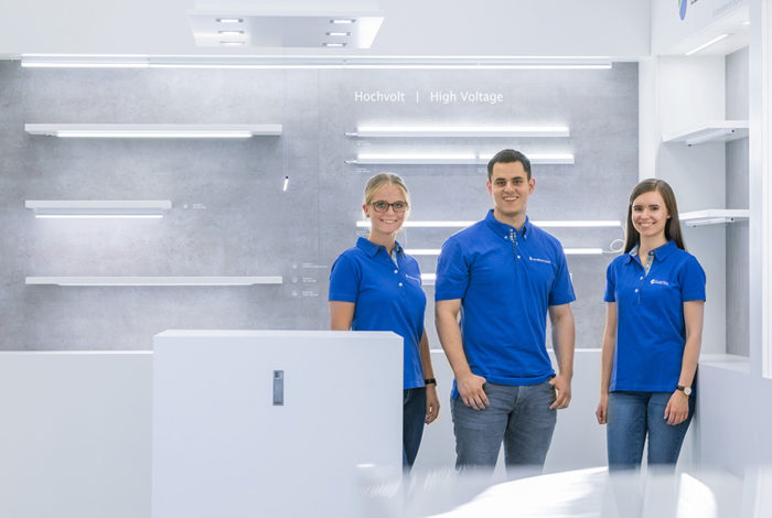 Auszubildende-in-Leuchtenausstellung