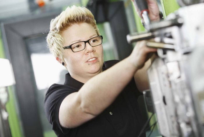 Auszubildene Verfahrensmechanik an einer Maschine