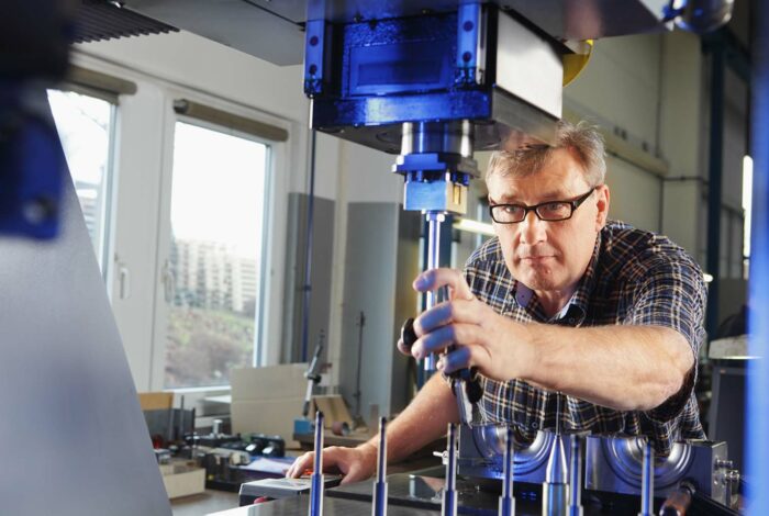 Produktionshelfer in der Spritzgussfertigung bei der Arbeit bei der Firma EHLEBRACHT GmbH + Co. KG